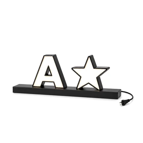 Letrero de mesa pequeño: una letra A y una estrella encendidas sobre una base metálica negra con cable, fondo blanco