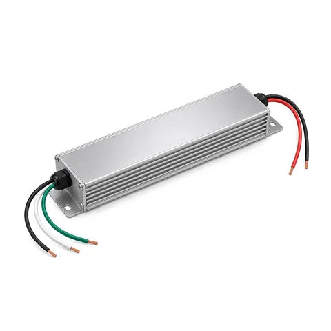 Fuente LED de 12 V en caja metálica con aletas, pestañas de montaje y cables en ambos extremos, sobre fondo blanco