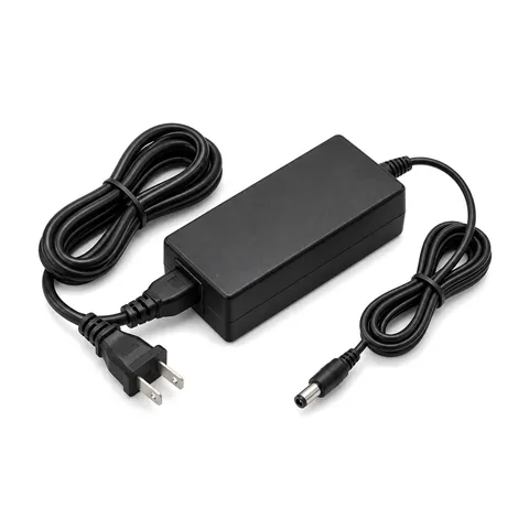 Adaptador negro de 12 V con cable de enchufe de EE. UU. y cable de CC con clavija redonda, sobre fondo blanco