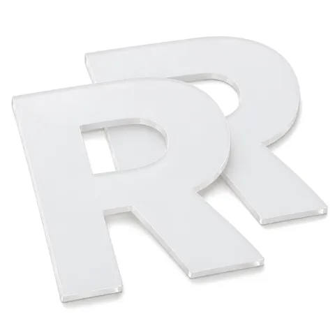 Dos caras recortadas de acrílico blanco translúcido con forma de R mayúscula, una delante de la otra, sobre fondo blanco