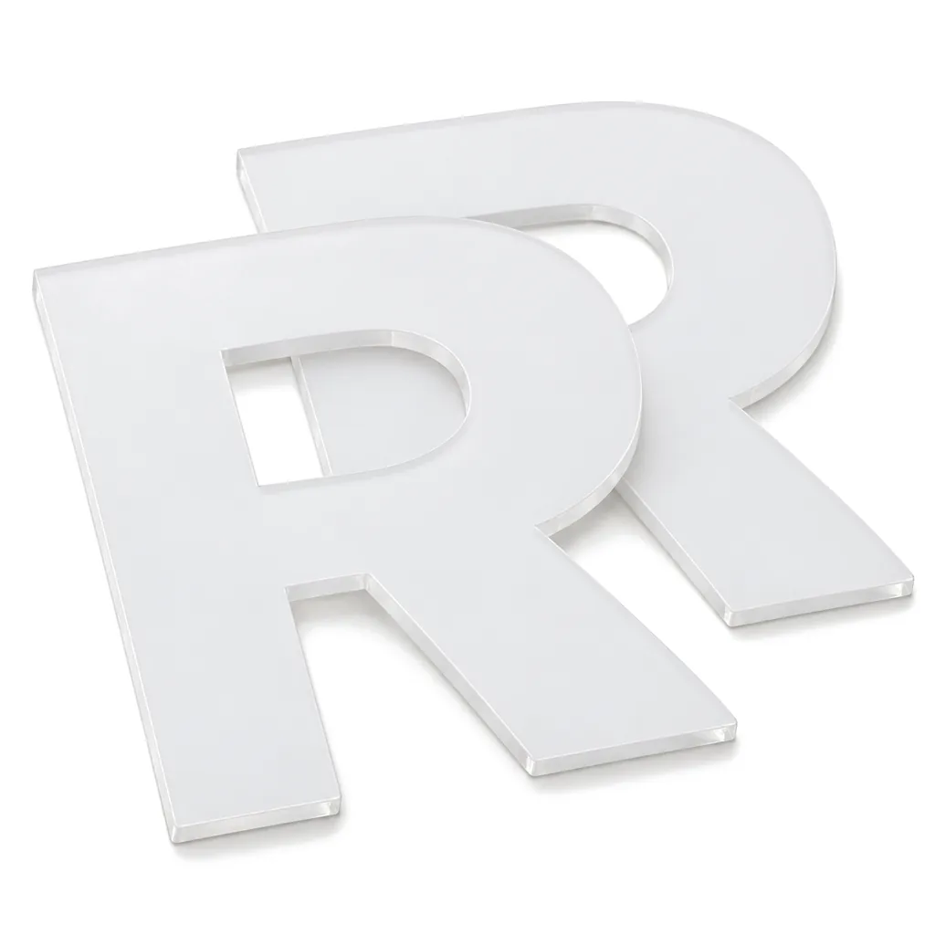 Dos caras recortadas de acrílico blanco translúcido con forma de R mayúscula, una delante de la otra, sobre fondo blanco