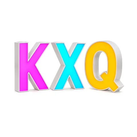 Tres letras de canal RGB con luz frontal, K, X y Q, encendidas en magenta, cian y ámbar, con laterales blancos